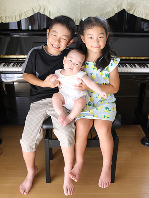 写真：家族みんなでピアノを楽しんでいます。