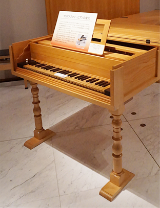 写真：浜松市楽器博物館に展示されている、クリストフォリ製作のピアノのレプリカ