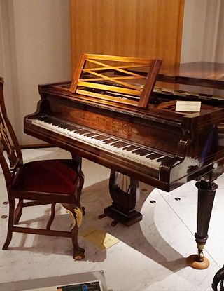 写真：エラール製のピアノ